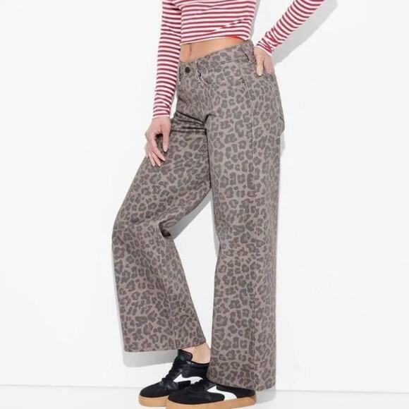 NWT Wild Fable Mid Rise Wide Leg Baggy Jeans Beige Leopard Women's Size Medium - Picture 1 of 12